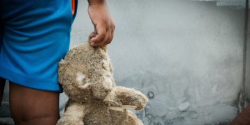 Csak az óvó nénije öleli meg a 6 éves Lacikát