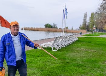 Így készül a tűző napon is zöldellő fű! – strandmester árulja el a titkát