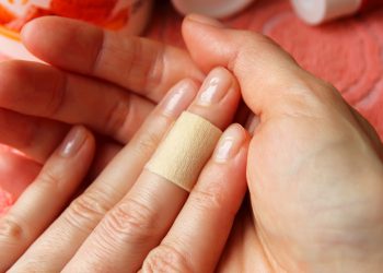 Miért fáj a papírvágás okozta sérülés? – cikkajánló: www.noklapja.hu