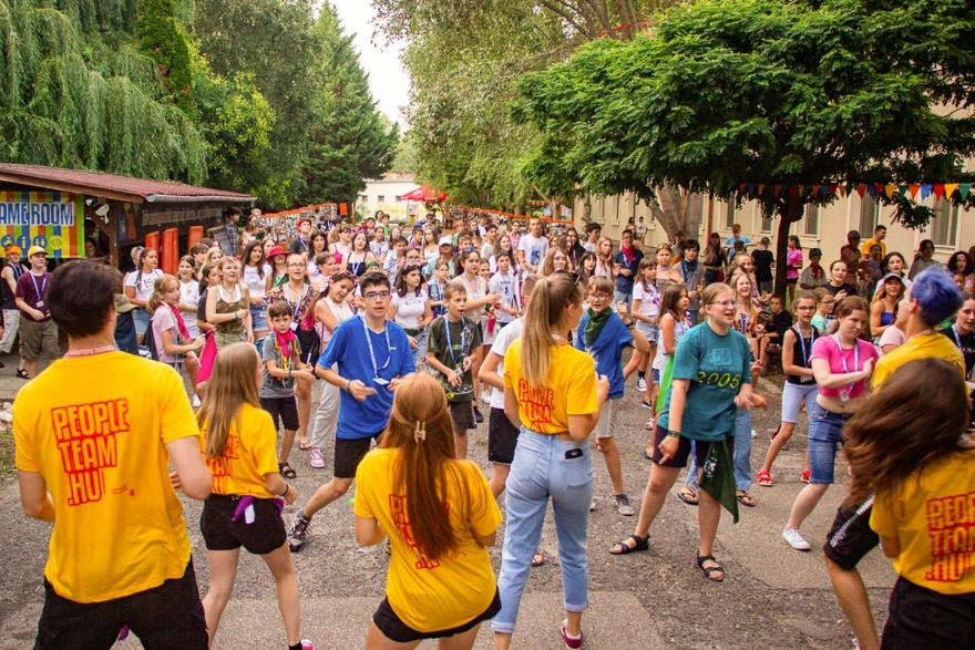 Gyerekek és táboroztatók közös programon a PEOPLE TEAM táborában